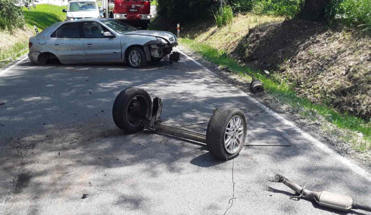 Jednačtyřicetiletý muž boural a po nehodě si šel koupit dvě piva. Přiznal, že pod vlivem i řídil