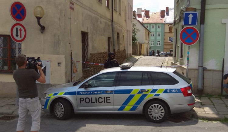 Jihlavskou Smetanovu ulici od dnešního dopoledne hlídají těžkooděnci