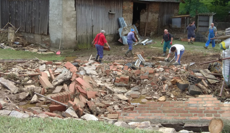 FOTO: Jestřebí se vzpamatovává z pátečních přívalových dešťů, horečně se odklízí následky