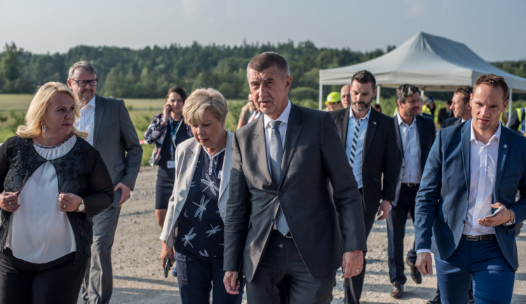 VIDEO: Předseda vlády dorazil do Budějc. Lidé ho uvítali protibabišovskými pokřiky