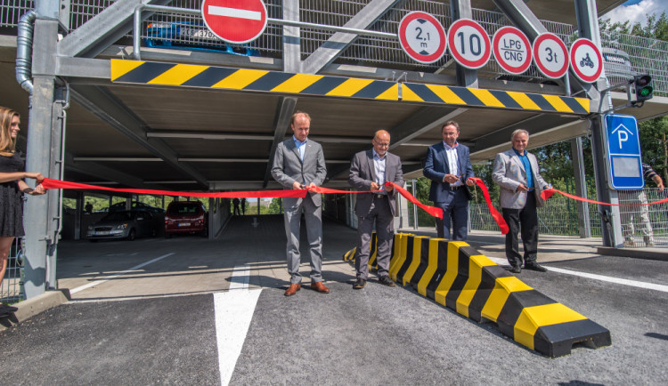 Budějcký Bosch má pětipatrový parkovací dům a začal stavět vývojové centrum