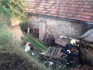 FOTO: Požár altánu a půdy za sebou zanechal čtvrtmilionovou škodu. Příčina se zjišťuje