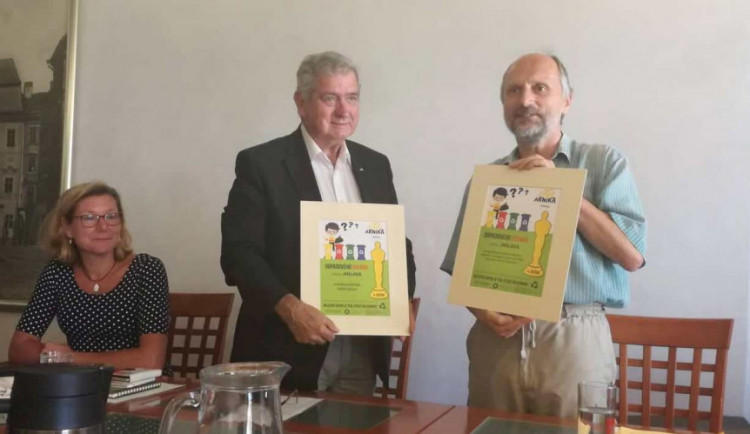 Zleva vedoucí odboru životního prostředí Katarína Ruschková, primátor Rudolf Chloupek a MIlan Havel (Arnika)