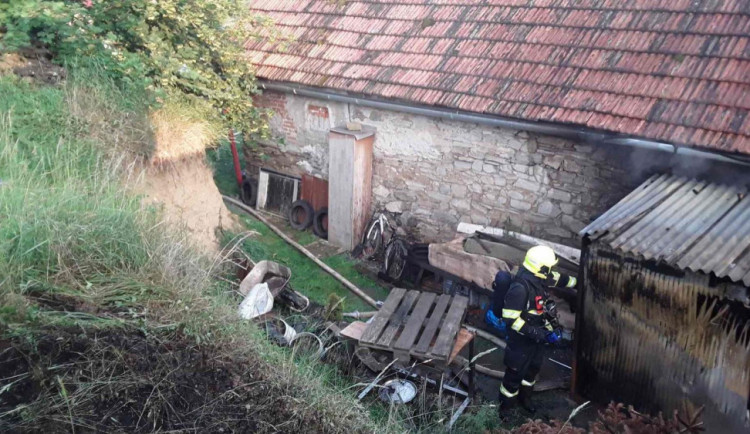 Požár altánu a půdy za sebou zanechal čtvrtmilionovou škodu. Příčina se zjišťuje