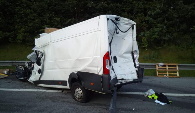 Na dálnici se ve směru na Brno srazila čtyři auta. Jeden člověk nehodu nepřežil