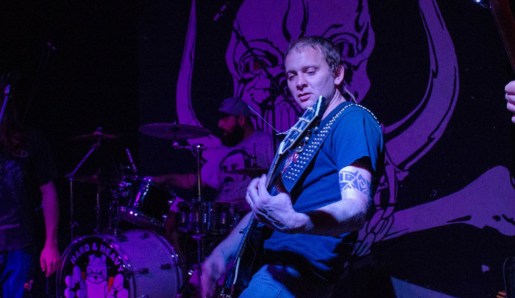 Fyzikář s dredy byl zvolen ředitelem střední školy. Výběrové řízení ale napadl anonym