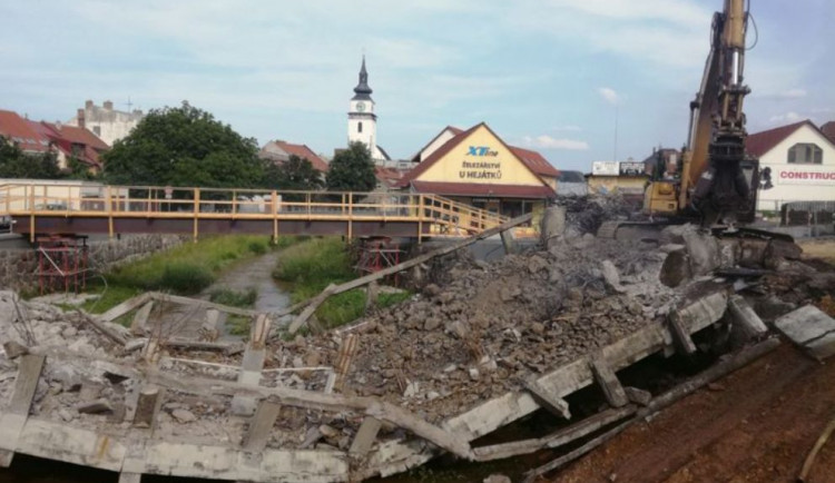 Starý most přes řeku Balinku ve Velkém Meziříčí se při bourání sesunul