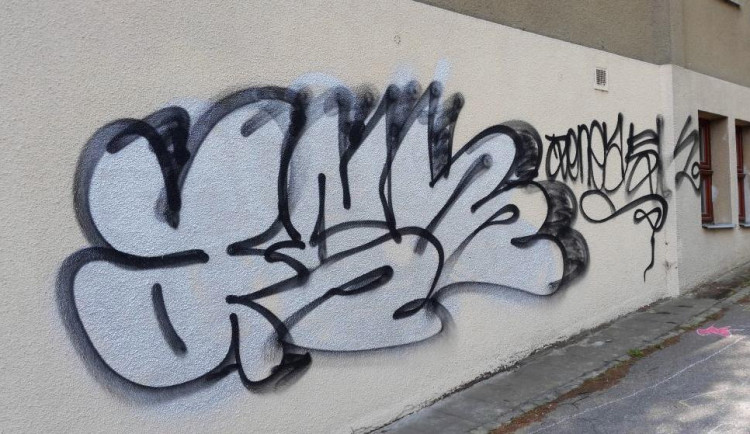 Neznámý vandal posprejoval fasádu jihlavské základky