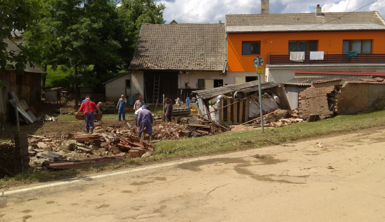 V Brtnici stále bojují s následky záplav. Postiženým rodinám může pomoci veřejná sbírka