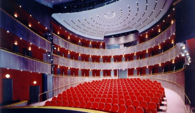 Budovy Horáckého divadla v Jihlavě budou mít nové scénické osvětlení. Otevře se i kavárna