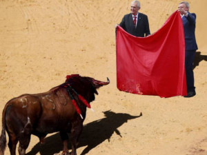 Zeman toreador nebo Zeman aktivista. Internet se baví vtipy o prezidentově pálení trenýrek