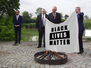 Zeman toreador nebo Zeman aktivista. Internet se baví vtipy o prezidentově pálení trenýrek