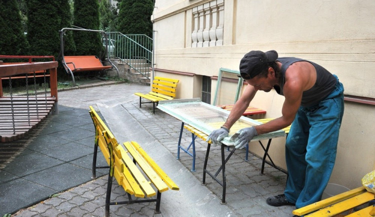 Opravy budov krátí vyučování školám. Vysvědčení se předá v bazénu nebo cukrárně