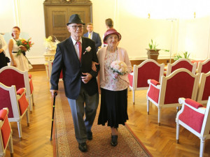 Prodala mu kabát, on ji pozval na schůzku. Nyní manželé Bendovi slaví diamantovou svatbu