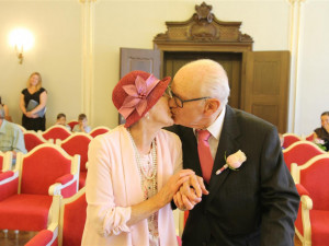 Prodala mu kabát, on ji pozval na schůzku. Nyní manželé Bendovi slaví diamantovou svatbu