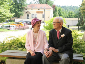 Prodala mu kabát, on ji pozval na schůzku. Nyní manželé Bendovi slaví diamantovou svatbu