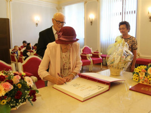 Prodala mu kabát, on ji pozval na schůzku. Nyní manželé Bendovi slaví diamantovou svatbu