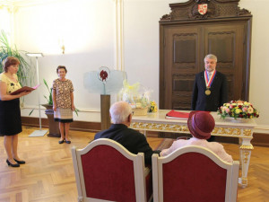 Prodala mu kabát, on ji pozval na schůzku. Nyní manželé Bendovi slaví diamantovou svatbu