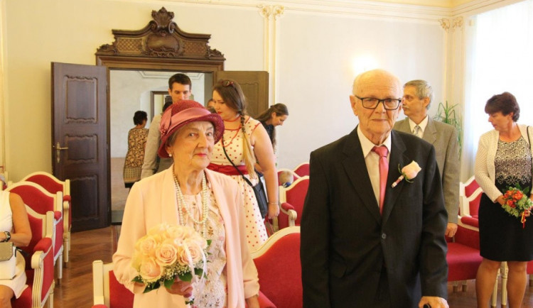 Prodala mu kabát, on ji pozval na schůzku. Nyní manželé Bendovi slaví diamantovou svatbu