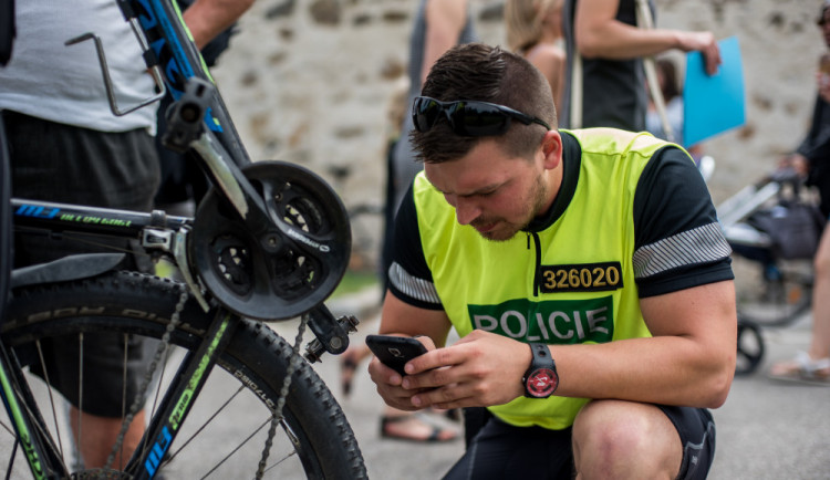 VIDEO: Jihočeští policisté si posvítili na cyklisty a v častějších kontrolách budou pokračovat