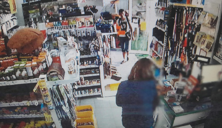 V obchodě v Komenského ulici přišla zaměstnankyně o peněženku. Neznáte muže na fotce?