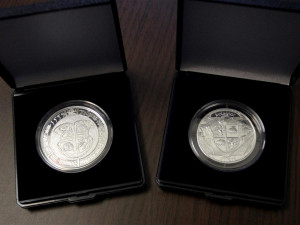 FOTO: Jihlava vydala nové pamětní medaile. Na výběr je stříbro nebo levnější alpaka