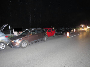 FOTO: Pět aut večer bouralo na dálničním přivaděči. Škoda je skoro čtvrt milionu korun