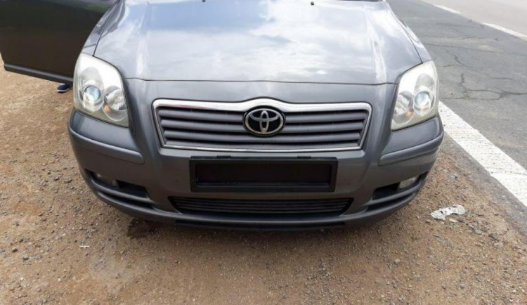 Řidič z Rumunska zakrýval na dálnici D1 registrační značku speciální černou roletkou