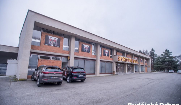 Tahanice kolem sportovní haly nekončí. Sportovci by roční odložení projektu uvítali