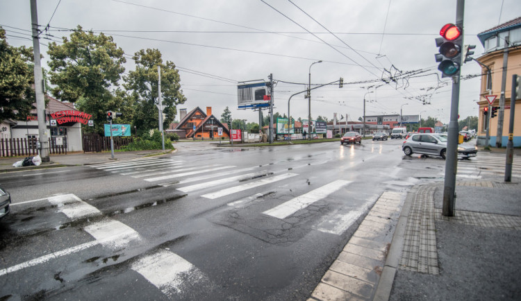 Vysoká vysoutěžená cena rozdělila opravu části Husovy třídy a křižovatky s Branišovskou ulicí