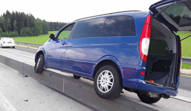 Řidič na dálnici D1 se zasekl do svodidel. Pomohly mu tři hasičské jednotky