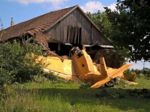 FOTO: V Klokočově na Brodsku spadlo letadlo. Pilot skončil s vážným zraněním v nemocnici