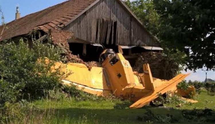 V Klokočově spadlo letadlo. Řidič skončil s vážným zraněním v nemocnici