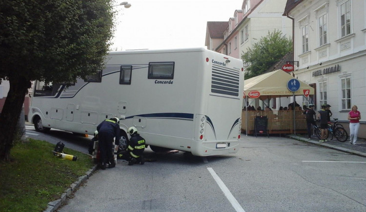 Karavan uvízl v centru Hluboké nad Vltavou. Museli ho vyprostit hasiči