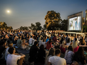 Letní kina na Vysočině nabízejí desítky filmů. Nejvíc lákají komedie, rodinné filmy a pohádky