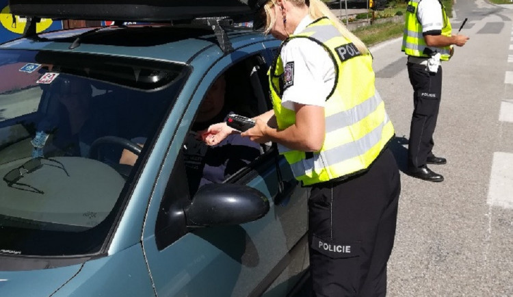 Pokud řídíte, řiďte, znělo heslo policejní akce zaměřené na telefonování za volantem