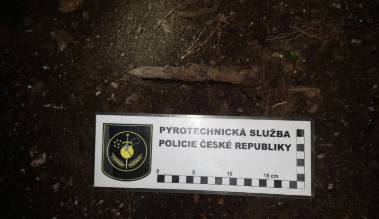 Při zahrádkáření objevil muž nevybuchlou munici. Šlo o protipancéřový náboj