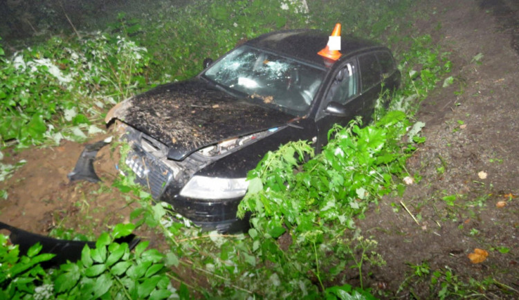 Řidič automobilu sjel u Vimperku do škarpy. Pro zraněnou spolujezdkyni musel letět vrtulník