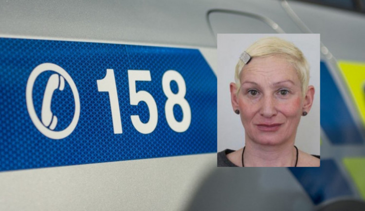 Žena v bytě nechala čtyři děti a chtěla zmizet do Švýcarska. Teď po ní pátrá policie