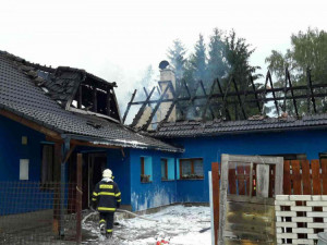 FOTO: Na Jihlavsku hořel rodinný dům s garáží. Škoda se vyšplhala na pět milionů korun