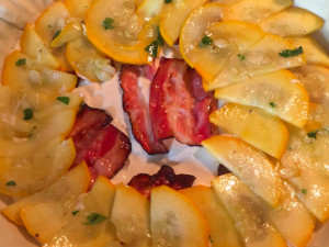 DRBNA VAŘÍ: Slaný koláč s mascarpone a slaninou nebo kuřátko s olivami a rajčátky