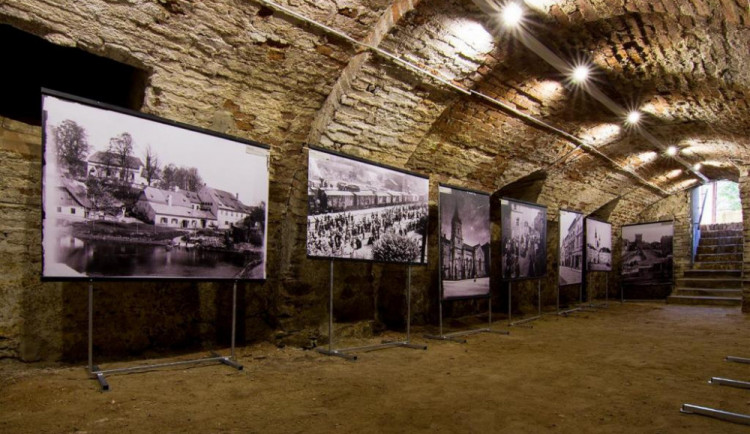 Nepřístupné podzemí jihlavské radnice se na dva měsíce stalo výstavním prostorem