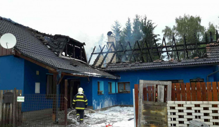 Na Jihlavsku hořel rodinný dům s garáží. Škoda se vyšplhala na pět milionů korun