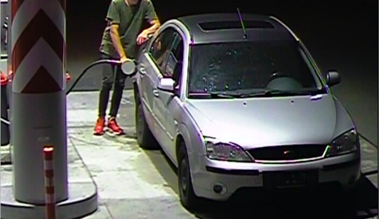 Opakovaně tankoval a neplatil. Pátrají po něm i policisté z Jihočeského kraje