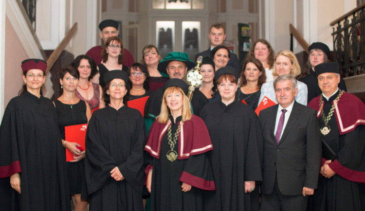 Na VŠPJ začaly promoce. Diplomy si odnesli první absolventi oboru kvalita a bezpečná péče ve zdravotnictví