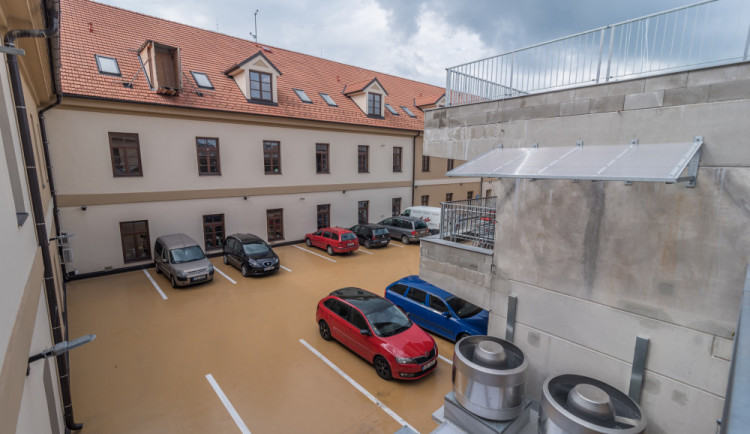 ANKETA: Nové parkoviště u bývalých budějckých kasáren je v provozu. V objektu přibyly i obchody