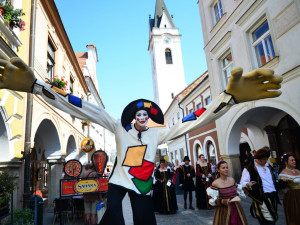Historické slavnosti v Třeboni zpestří novinka v podobě promítání do vodní stěny
