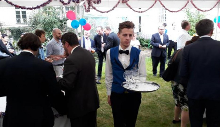 Žáci třebíčské hotelovky získali cennou zkušenost. Obsluhovali diplomaty v hlavním městě