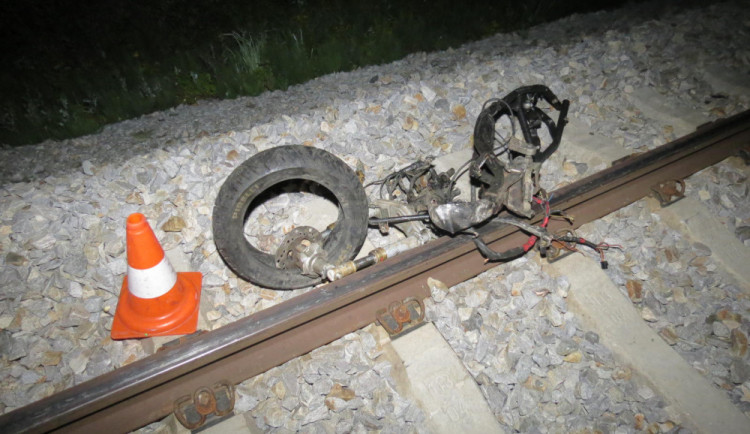 U Nové Vsi došlo k tragické nehodě. Motocyklista nepřežil střet s vlakem