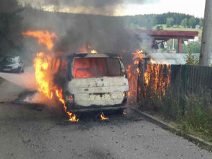 FOTO: V Rantířově hořela dodávka s garáží. Škoda se vyšplhala na osmdesát tisíc korun